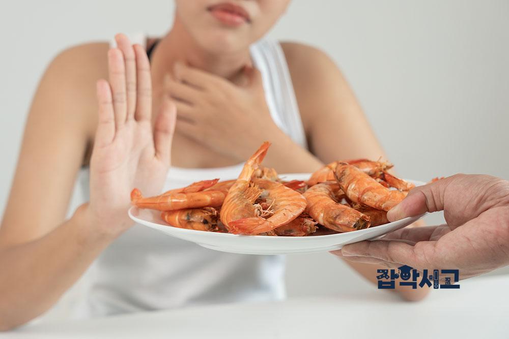 It is advisable to avoid the relevant foods and carry emergency medication.