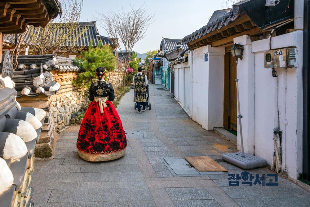 身穿韩服游览景点的游客